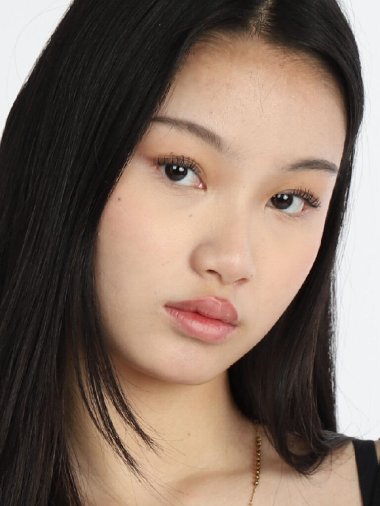 Model Mai fotografiert von Fotograf Christoph Hesse beim Fotoshooting im Fotostudio in Berlin